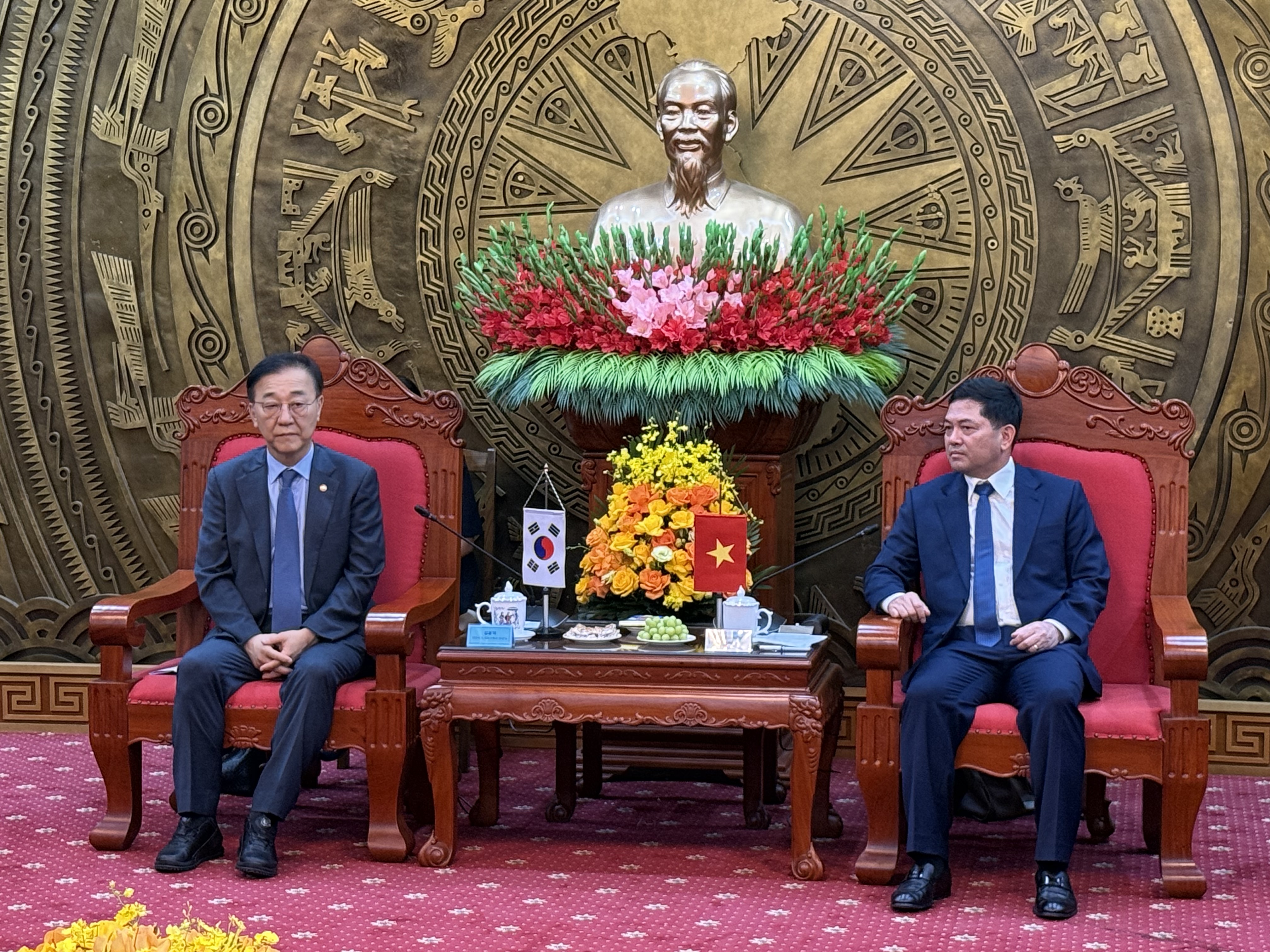 Meeting with the Party Secretary of Bac Ninh Province