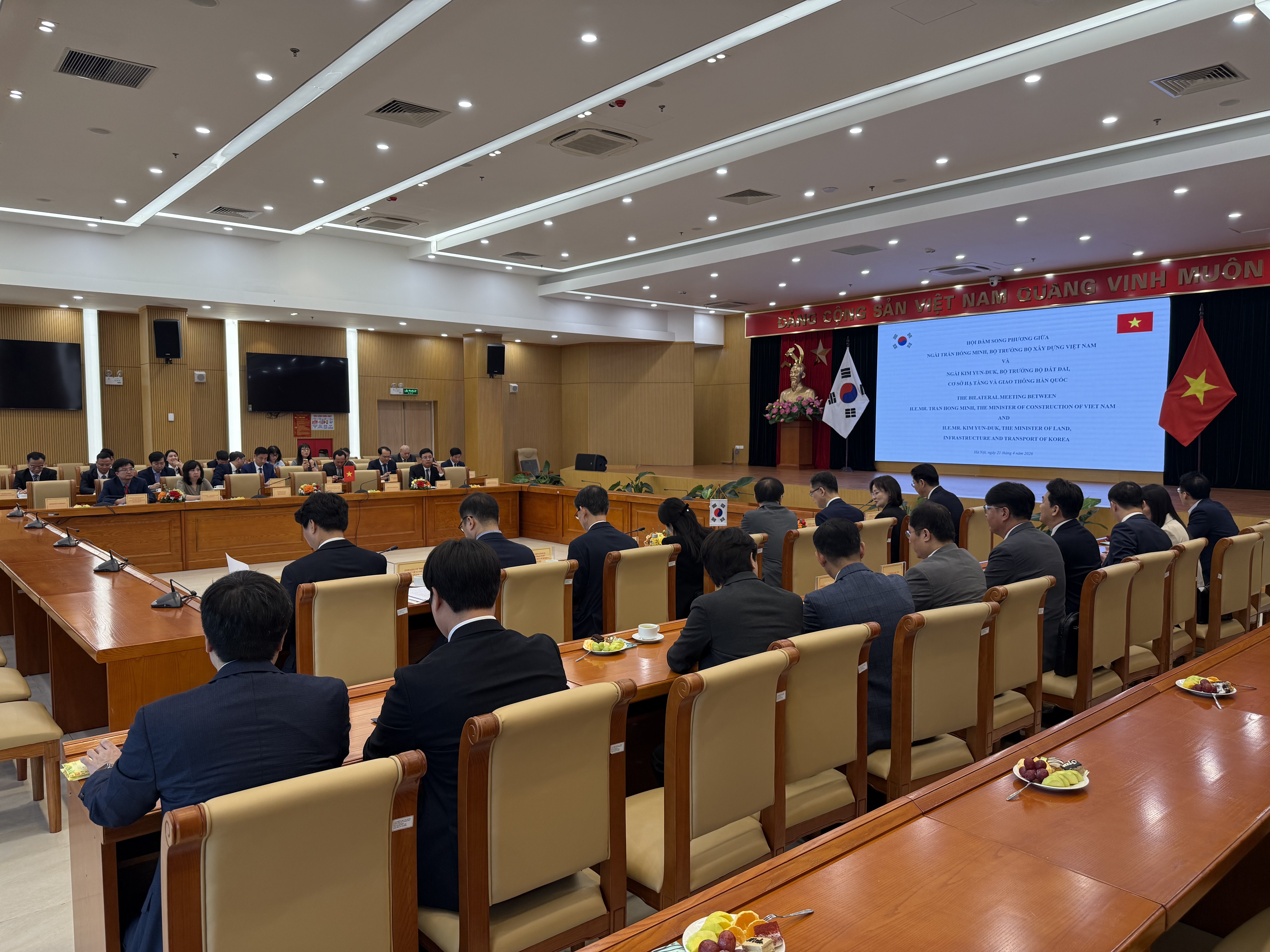 Meeting with the Minister of Construction of Vietnam