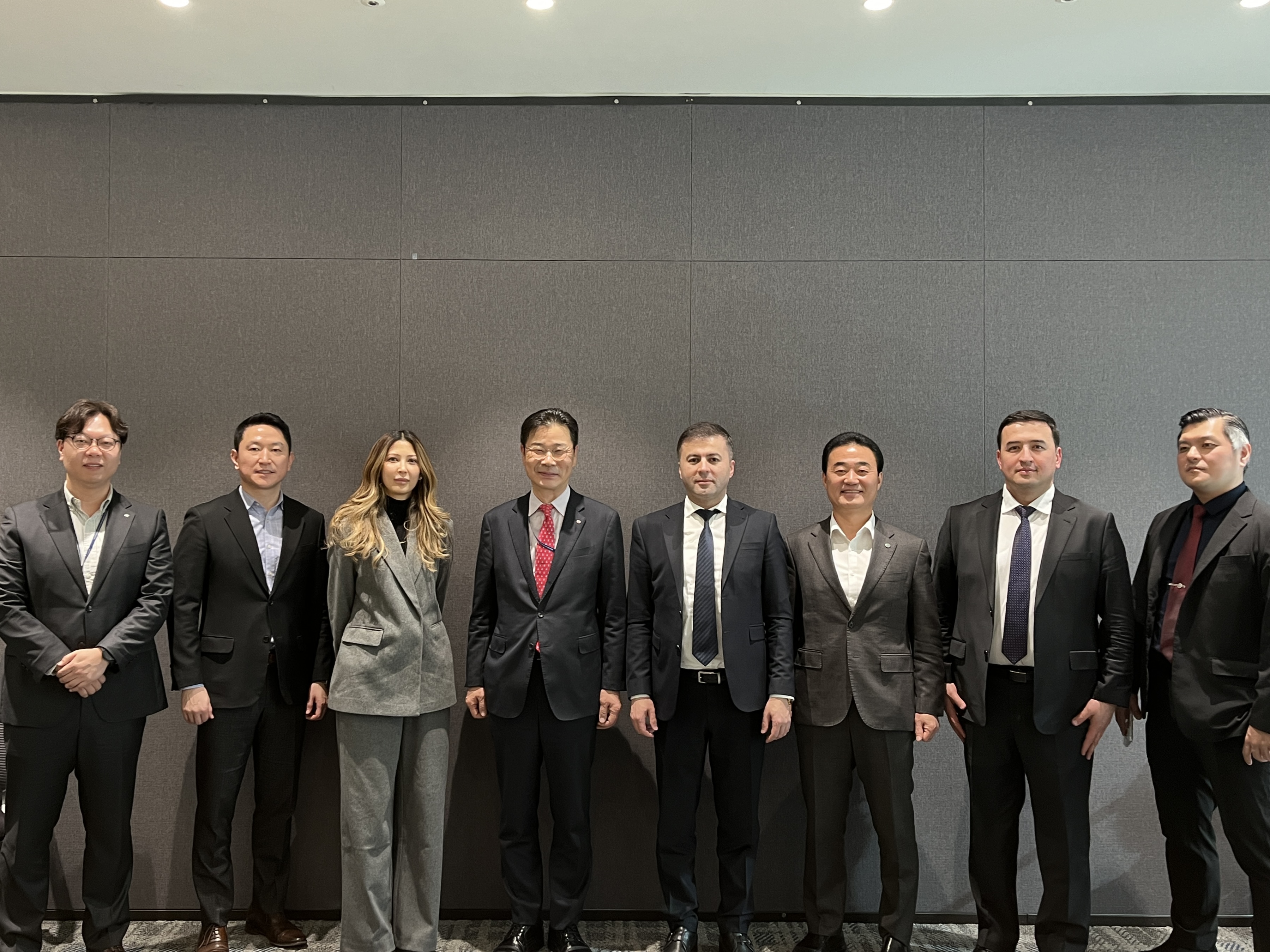 붙임5. 우즈베키스탄 제약산업개발청 공사 방문 기념사진_2.jpg